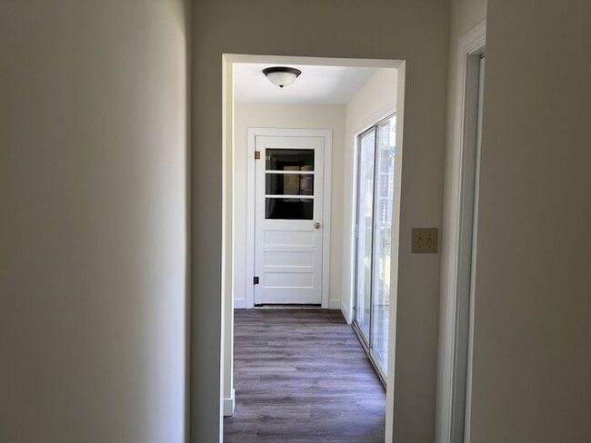 Building Photo - Love Where You Live in this Cozy 2 Bedroom...