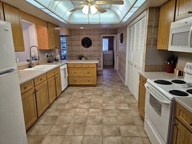 Building Photo - Seasonal Short-Term Single-Family Heated Pool Home located in Venice Gardens!