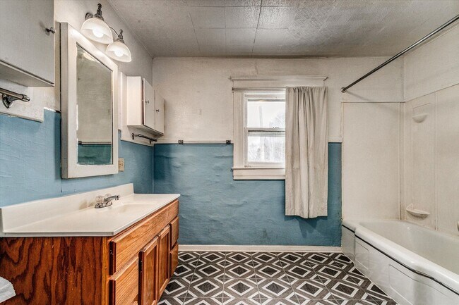 Building Photo - 912 E 31st St