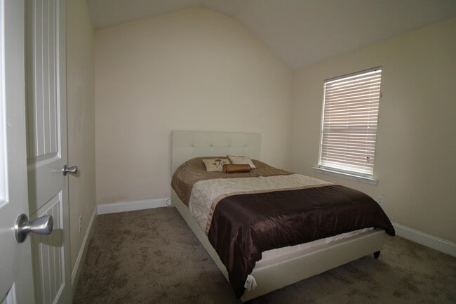 Building Photo - 650 Dunrobin Ln