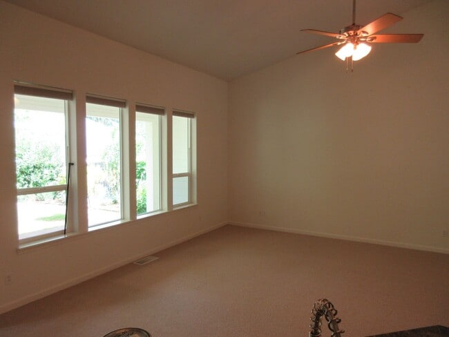 Building Photo - Beautiful Three Bedroom in Silverton