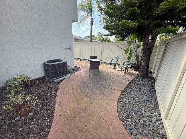 Building Photo - LOCATION LOCATION!! 4BR/3BA Townhome in De...
