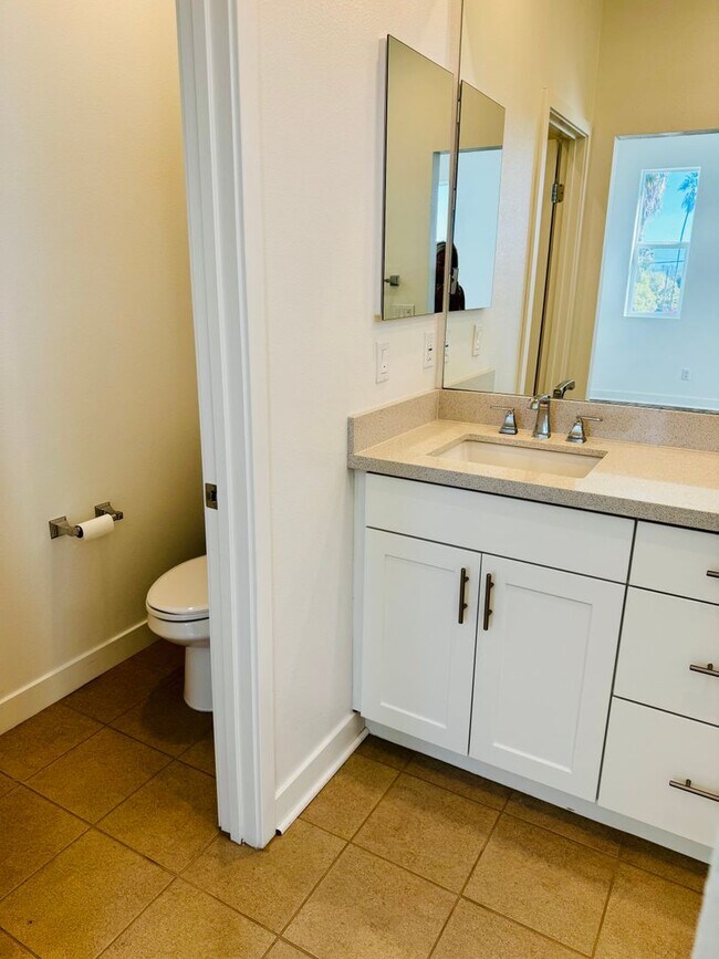 Building Photo - Gorgeous Three Bedroom Townhome For Rent in Gardena!