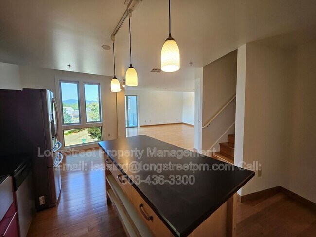 Building Photo - 12600 SW Crescent St