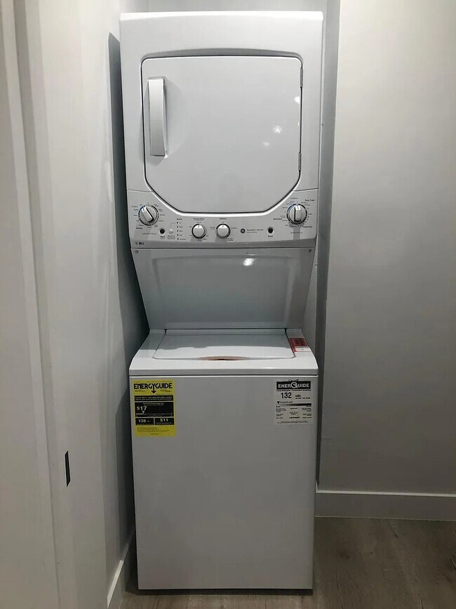 Building Photo - 817 S Bedford St