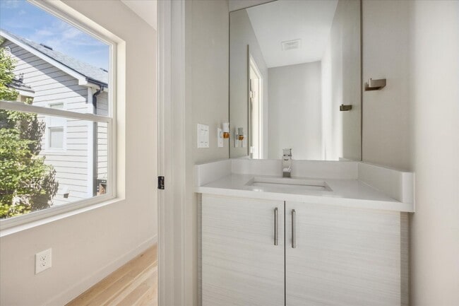 Building Photo - Upscale rear unit in the heart of Denver!