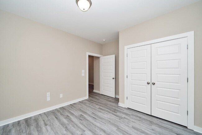 Building Photo - 5525 Blue Jay Cir