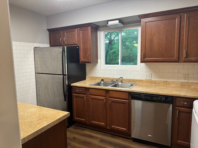 Building Photo - Charming 3 bed 2 bath Townhouse near Nippe...