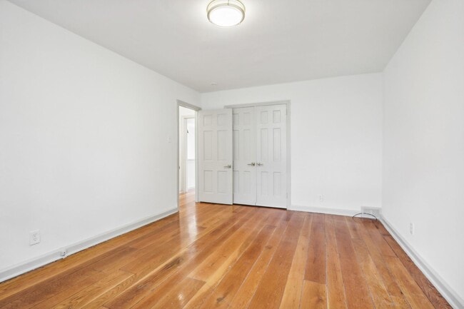 Building Photo - 2825 W Queen Ln