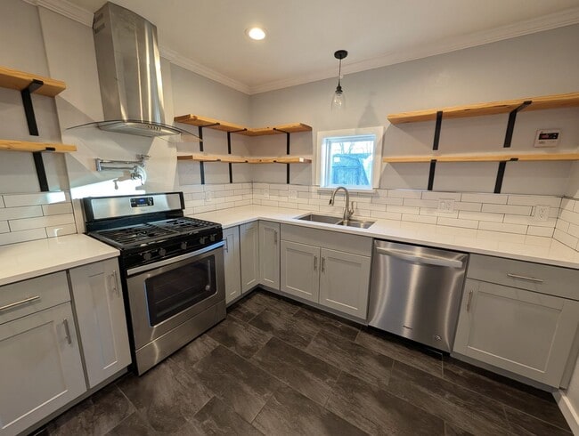 Building Photo - Gorgeous Updated Home in Yukon