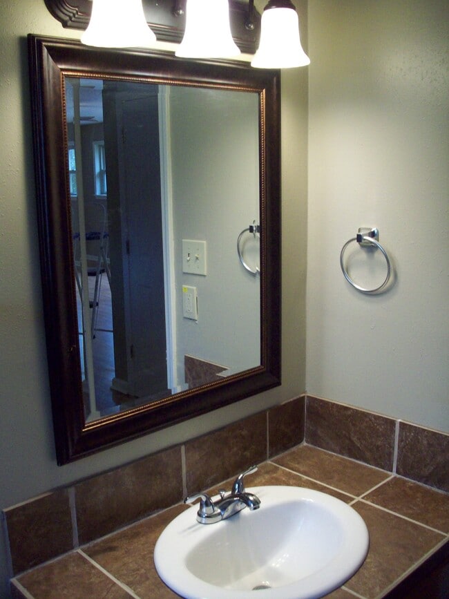 Building Photo - 412 E Lee Ave