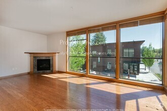 Building Photo - Gorgeous Two Bedroom Condominium In Berang...