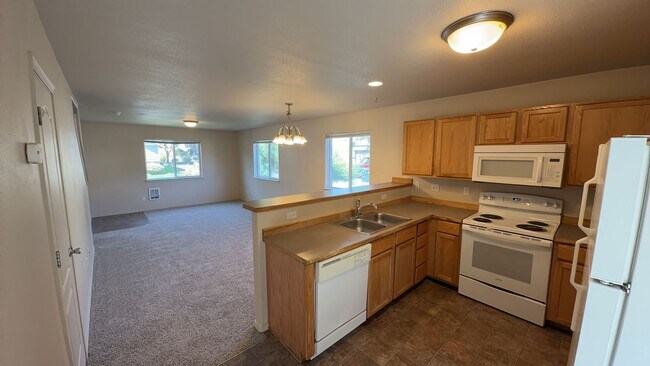 Building Photo - 1398 NE Elk Ct