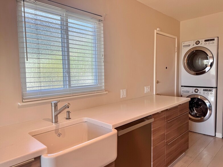 Building Photo - 2403 Mira Vista Dr