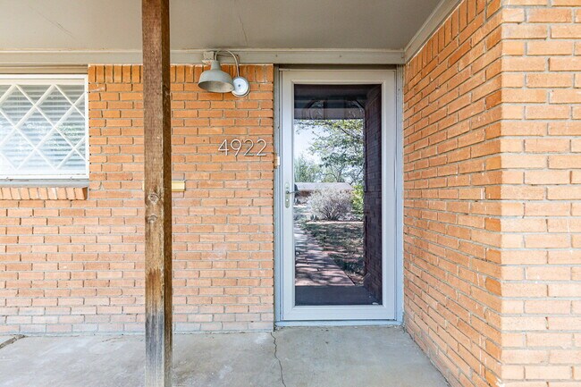 Building Photo - Newly remodeled 3/2/2 in north Lubbock!  M...