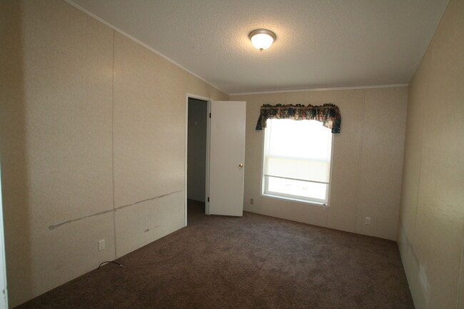 Building Photo - 3 bedroom in centralized location