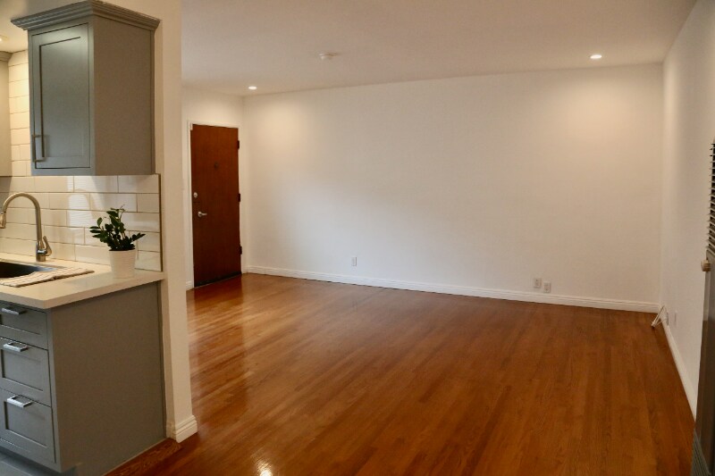 Building Photo - 1057 E Appleton St