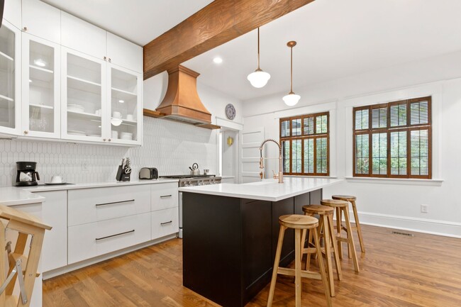 Building Photo - 6bd/3.25ba Seattle House