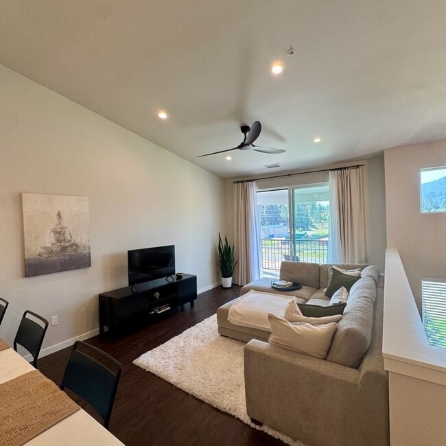Building Photo - Cute, modern 2 bed 2.5 bath condo for rent!