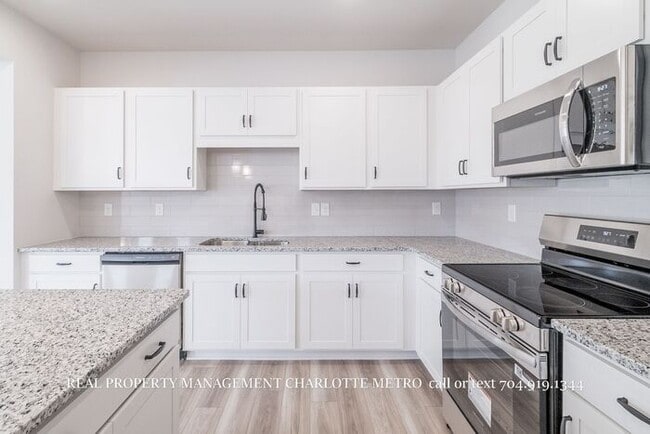 Building Photo - Modern Brand-New Built 3BR Townhome Near Uptown