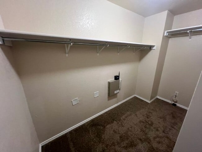 Building Photo - Nice 3 Bedroom Home