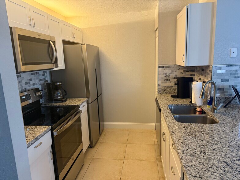 Building Photo - 8933 Manor Loop