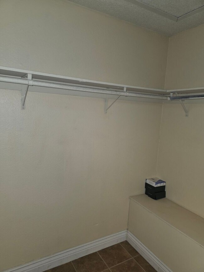 Building Photo - Beautiful 4 bed/ 3 bath POOL Home For Rent