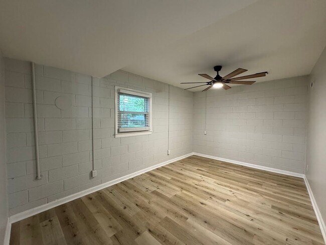 Building Photo - 2205 Hathaway Dr