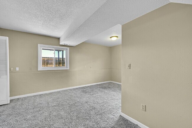 Building Photo - $1,895.00 with $300 OFF First Month's Rent, 2 Bedrooms, 1.5 Bathroom, Single Family Home in Color...