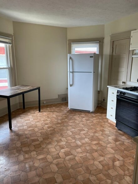 KITCHEN - 124 N 38th Ave