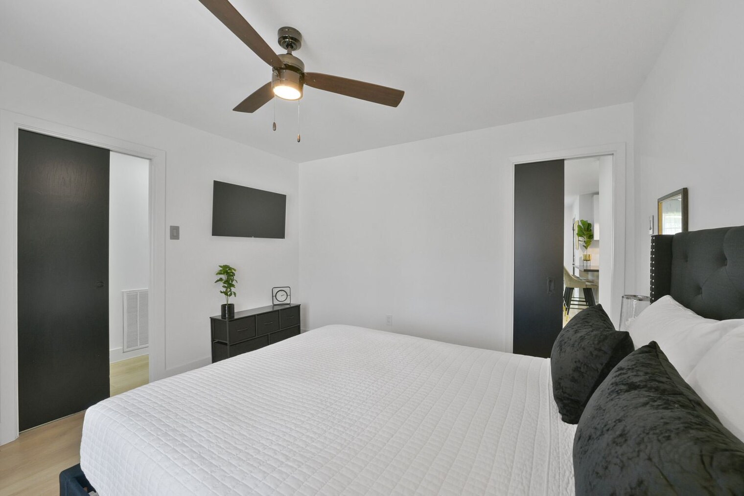 Building Photo - 5122 Hialeah Dr