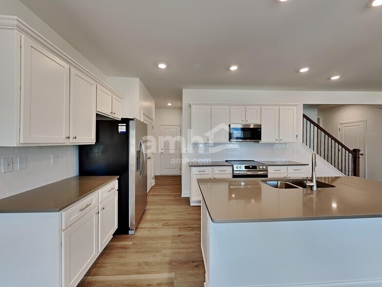Building Photo - 1032 Highland Walk