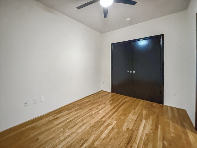 Building Photo - 1005 S Shepherd Dr