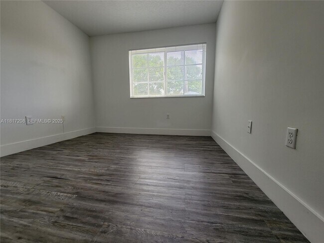 Building Photo - 4844 N State Rd 7