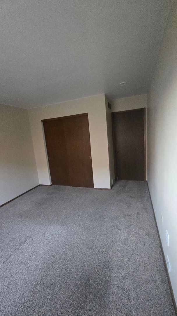 Building Photo - 2 Bedroom 1.5 Bath - Brand new renovations