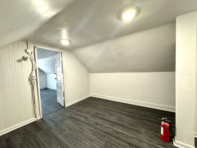 Building Photo - 5 bed/2 bath Mins. from UC Campus for Only...