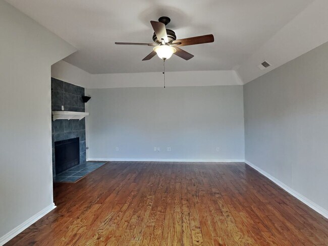 Building Photo - Coming Soon! 4BR/3BA | Updated Single Family Home | Fenced  yard | In Grand Prairie!