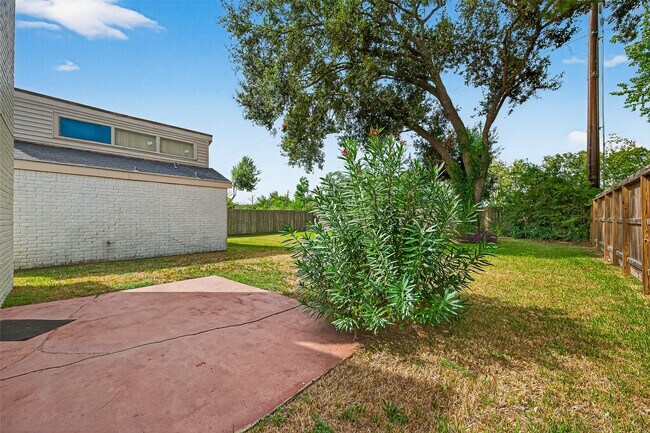 Building Photo - 2042 Hilton Head Dr