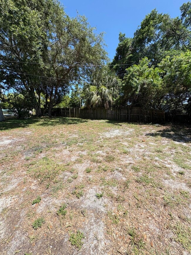 Building Photo - 1608 NW 11th St