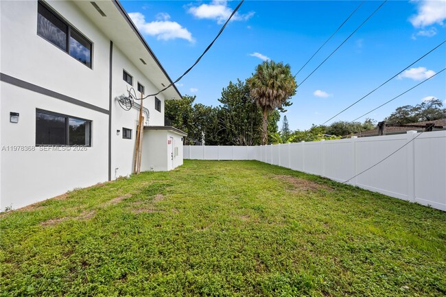 Building Photo - 630 NE 166th St