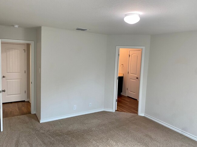 Building Photo - Fantastic Amenities ~ 4/2 Single Story w/ Refrigerator/Washer/Dryer Included ~