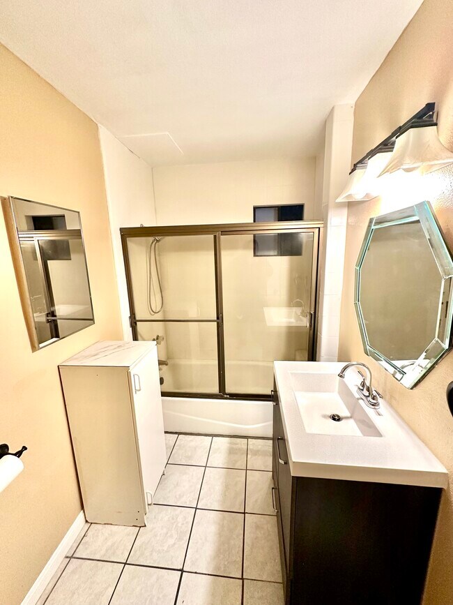 Full bathroom - 5303 Alhama Dr