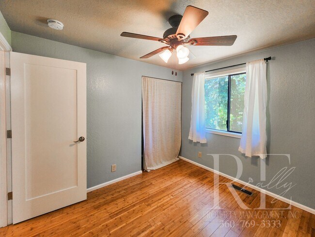 Building Photo - Ridgetop Home in Quiet Neighborhood