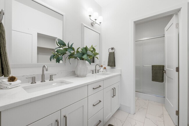 Building Photo - Brand New Luxury Duplex-Top of the line finishes & walking distance to The Village.