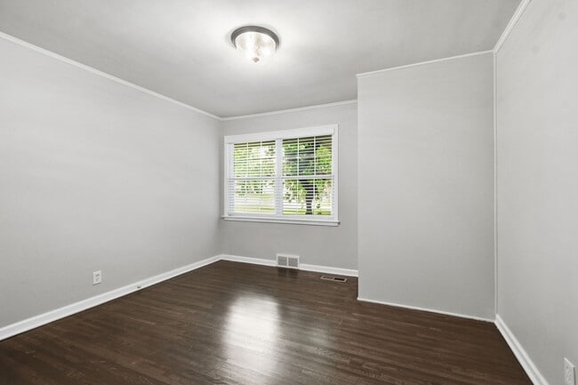 Building Photo - Midtown Tulsa | 3 Bed | 2 Bath | Recently Renovated
