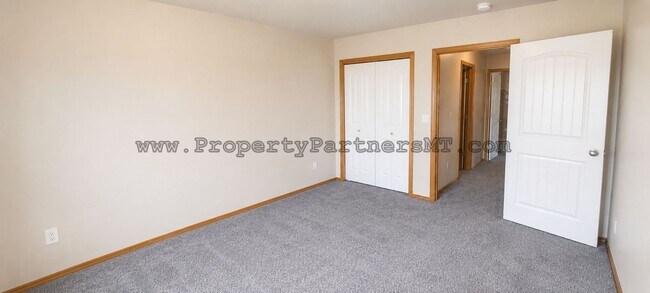 Building Photo - Very Nice 3 Bed 2.5 Bath Town house in River Rock Subdivision!