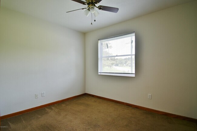 Building Photo - 2101 Maple Leaf Dr E