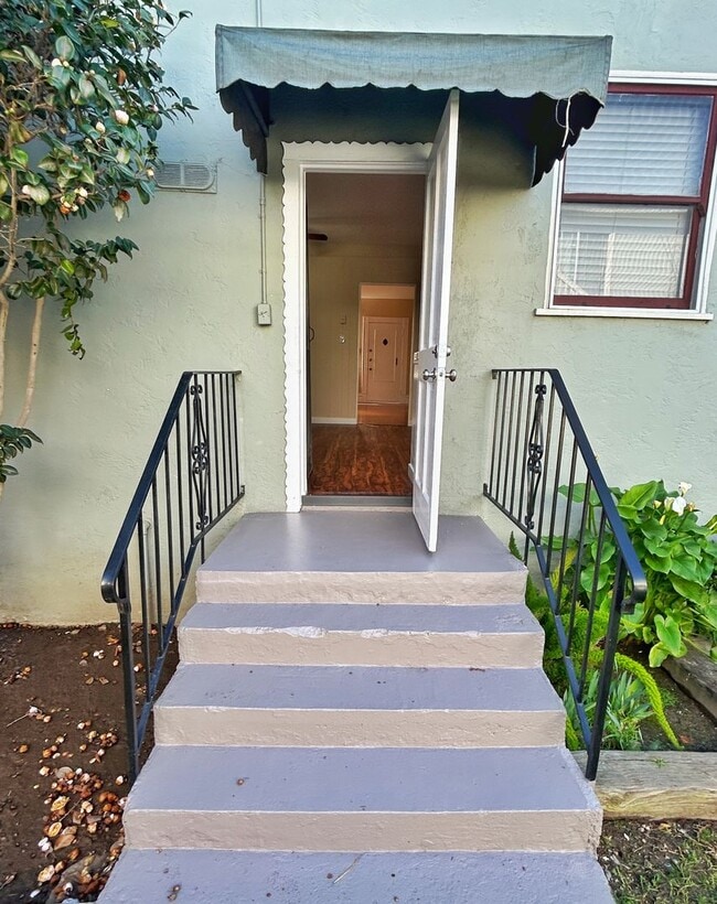 Building Photo - SPACIOUS 2 BD 1 BA W/ ASSIGNED GARAGE & STORAGE | UTILITIES INCLUDED