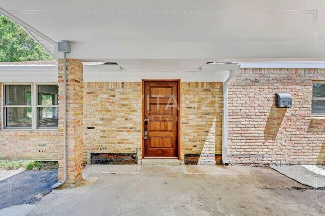 Building Photo - Newly Renovated 3 Bed / 2.5 Bath with Doub...