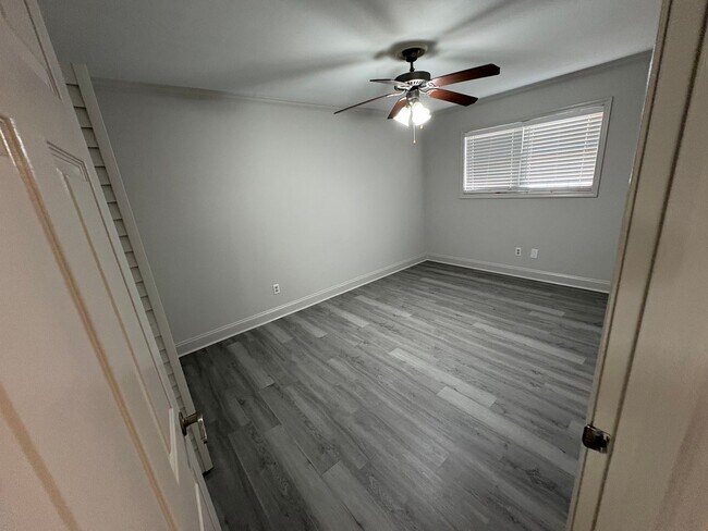 Building Photo - 2 Bedroom 1 Bath Apartment Close to Campus! Available Now!